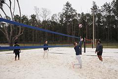 学生在校园里打沙排球.
